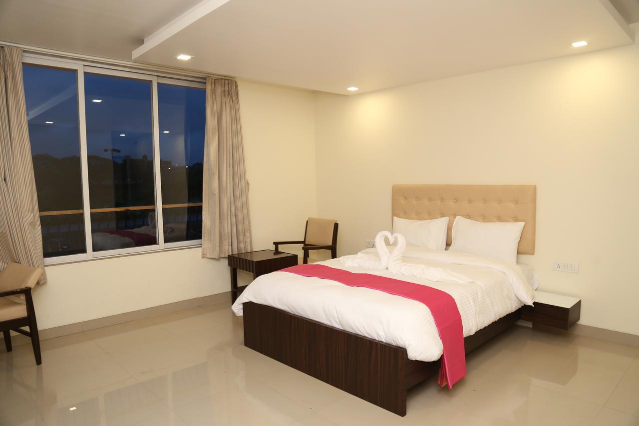 Hotel Saheb Панвел Екстериор снимка